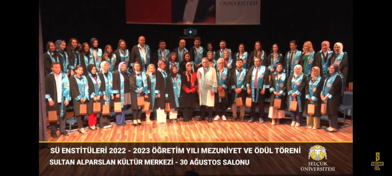 Selçuk Üniversitesi 2022 – 2023 öğretim yılı doktora ve yüksek lisans mezunları, 12.07.2023 tarihinde, 7 enstitünün birlikte düzenlediği “Mezuniyet ve Ödül Töreni”nde cübbelerini giydi.
